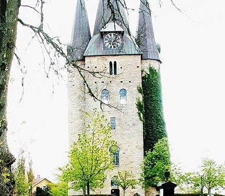 Husaby Kyrka Foto: Hans Menzing‎