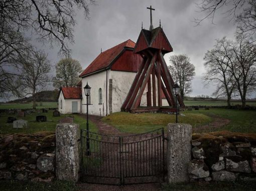 Klocktorn och kyrka Östra Gerums kyrka