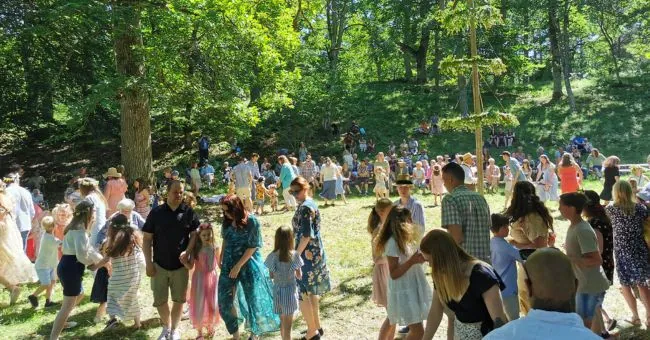 Svensk Midsommar – Traditioner, Mat och Firande