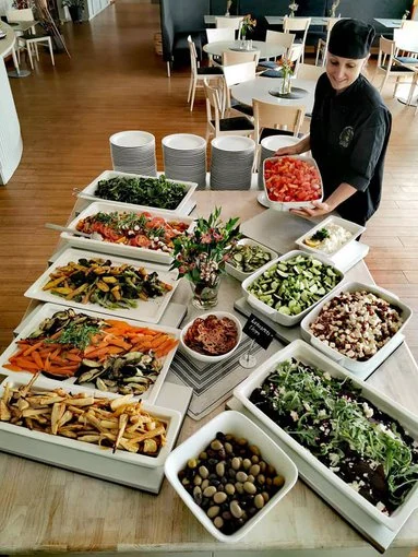 Dagens Lunch på Flämslätt En färgglad och dagens lunch uppdukad med oliver, tomater och grönsaker på Flämslätt Stifts- och Kursgård.