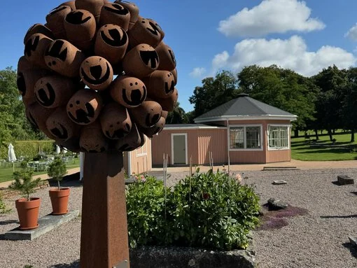 Hellekis Kök & Trädgårdscafé – Välkomna! Välkommen till Hellekis Kök & Trädgårdscafé, där historisk charm möter god mat och vacker omgivning.