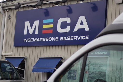 MECA Ingemarssons Bilservice AB - fasad MECA Ingemarssons Bilservice AB:s fasad med deras blåa logotyp tydligt synlig.
