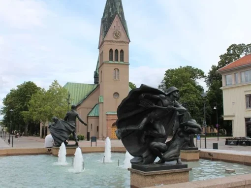 Skövde Karta till domkyrka i bakgrunden och fontän med dramatiska bronsstatyer i förgrunden på Hertig Johans torg.