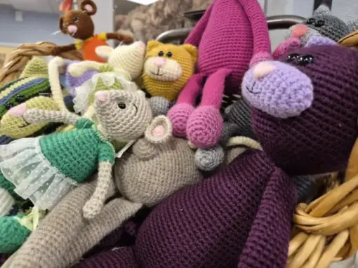 En korg fylld med handgjorda virkade djur i olika färger, visade i butikshyllan hos Stilfullt i Falköping.