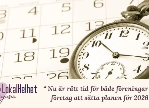 Kalender med fickur i närbild och texten ”Nu är rätt tid för både föreningar och företag att sätta planen för 2026”. Bilden symboliserar planering, struktur och framförhållning inför det nya året.