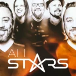 Porträtt av medlemmarna i dansbandet Allstars med glödande färger och logotyp i förgrunden.