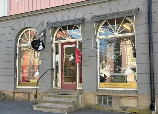 Butik med skyltfönster och entré på S:t Olofsgatan 49 i Falköping där FinEira bal & fest ligger.
