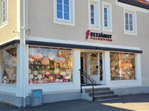 Eltjänst i Falköping med skyltfönster fyllt av lampor och belysning.