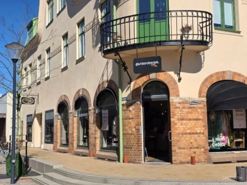 Garderoberiet second hand-butik i Falköping med bågformade skyltfönster och hållbart mode.