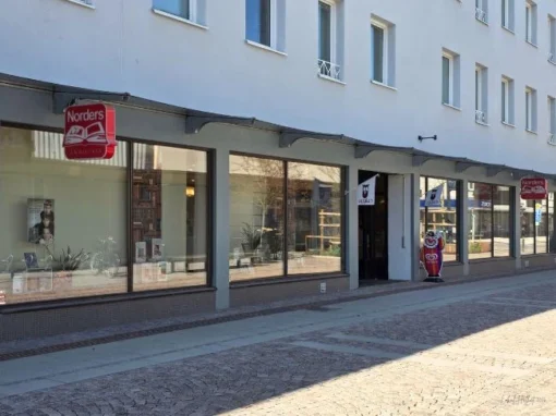 Norders Bokhandel i Falköping med stora skyltfönster längs gågatan i centrum.
