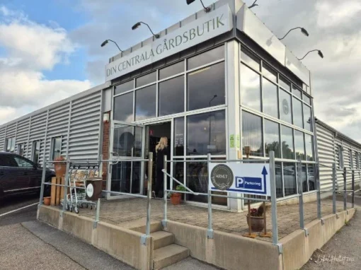 Entrén till Arvet i Skövde, en central gårdsbutik med lokalproducerade råvaror, ekologiska produkter och hantverk.