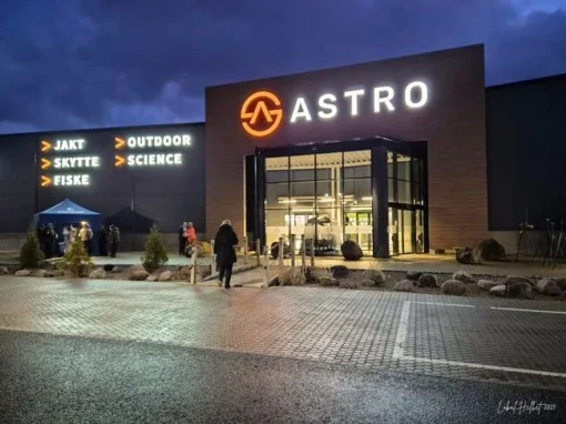 Entrén till Astro Sweden i Skara med skyltar för jakt, fiske, outdoor och science utanför den moderna butiken.