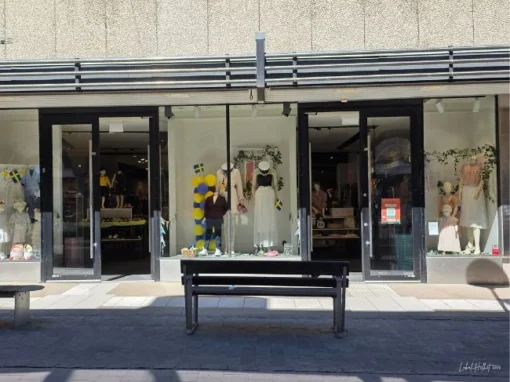 Krabaten Second Hand i Falköping med stor butiksfasad, skyltfönster och second hand med barnkläder, damkläder och presentartiklar.