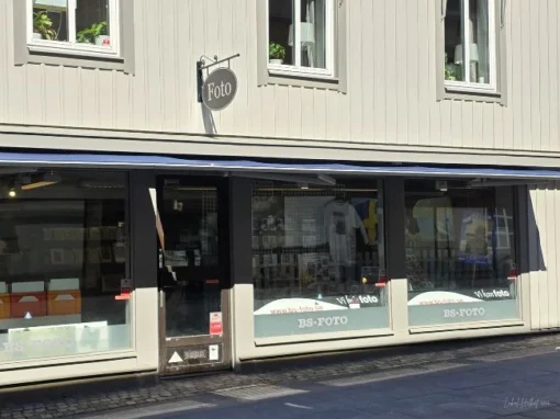 BS Foto i Falköping med butiksfasad, foto-skylt, skyltfönster och entré längs Storgatan.