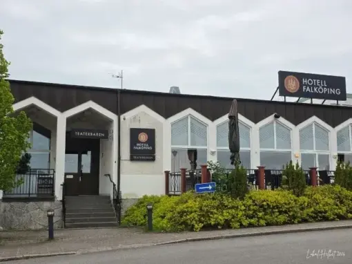 Hotell Falköping med fasad, hotellskylt, entré och utemiljö mot gatan.