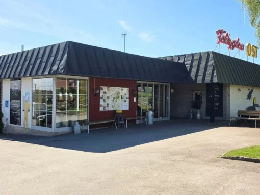Falbygdens Osteria i Falköping med entré, skyltning och butik för ost, delikatesser och restaurang.